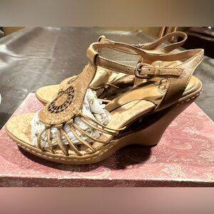 Sofft beige/tan leather wedge sandal size 6 M NIB FREE mini sandal keychain!!
